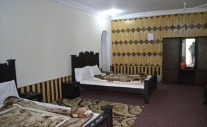 Deluxe-Dreibettzimmer | Bügeleisen/Bügelbrett, kostenloses WLAN