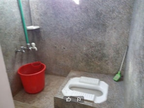 Dusche, kostenlose Toilettenartikel, Hausschuhe, Handtücher