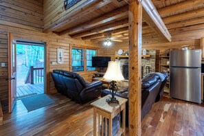 Una Smart TV, una chimenea, videojuegos