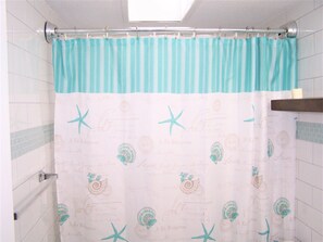 Ensemble douche/baignoire, sèche-cheveux, serviettes fournies, savon