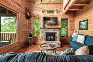 Smart TV, caminetto, videogiochi