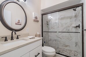 Combined shower/tub, hair dryer, towels, soap - N HYDE PARK, UT, RIVERWALK, RAYMOND JAMES STADIUM,ALESSI, SOHO, MIDTOWN 5 STARS! (Tampa)