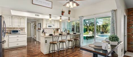 Frigorífico, microondas, horno y placa de cocina