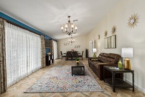 Smart TV, fireplace, Netflix, Hulu - Resort Backyard w/Private Pool- Spacious Home close to Stadium & Spring Training (Glendale)