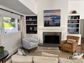 Smart TV, chimenea y tenis de mesa
