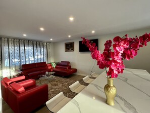 Interior - LUXURIOUS 3 BR Home in CENTRAL Calgary b/W AIRPORT & Downtown (Calgary)