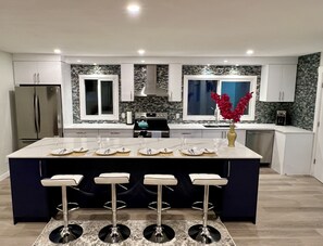 Réfrigérateur, four à micro-ondes, un four, surface de cuisson