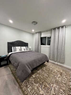 3 bedrooms, iron/ironing board, free WiFi, bed sheets - LUXURIOUS 3 BR Home in CENTRAL Calgary b/W AIRPORT & Downtown  (Calgary)