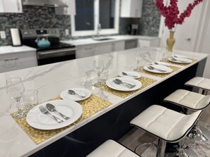 Fridge, microwave, oven, stovetop - LUXURIOUS 3 BR Home in CENTRAL Calgary b/W AIRPORT & Downtown  (Calgary)