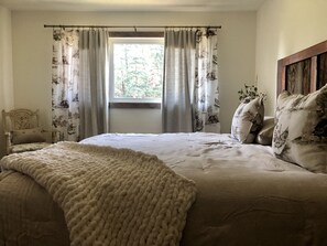 7 bedrooms, desk, iron/ironing board, travel crib