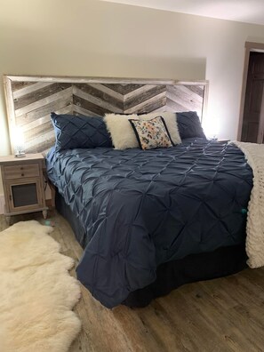 7 bedrooms, desk, iron/ironing board, travel crib