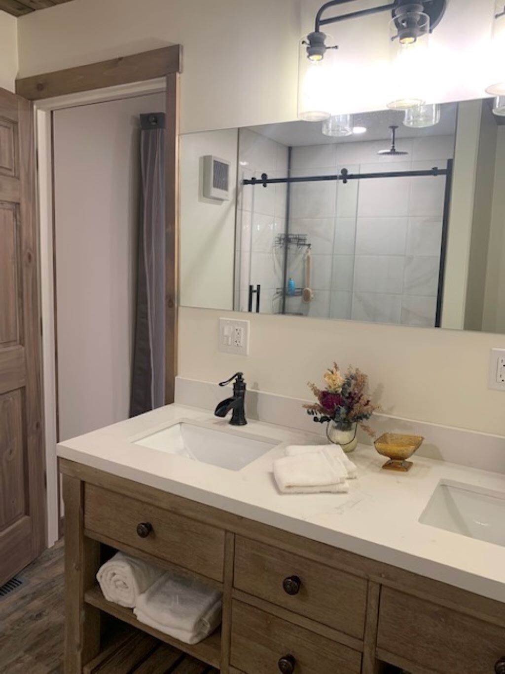 Combined shower/tub, rainfall showerhead, hair dryer, towels