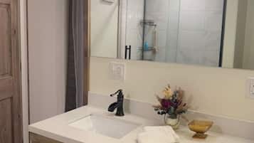 Combined shower/bathtub, rainfall showerhead, hair dryer, towels