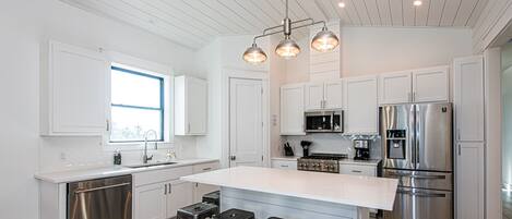 Frigorifero, microonde, forno, piano cottura