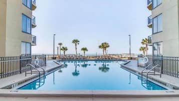 Een verwarmd zwembad