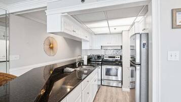 Een koelkast, een magnetron, een oven, een kookplaat