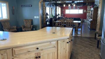 Kylskåp, mikrovågsugn, ugn och spishäll