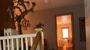 Un escalier avec une rampe en bois menant à un palier.