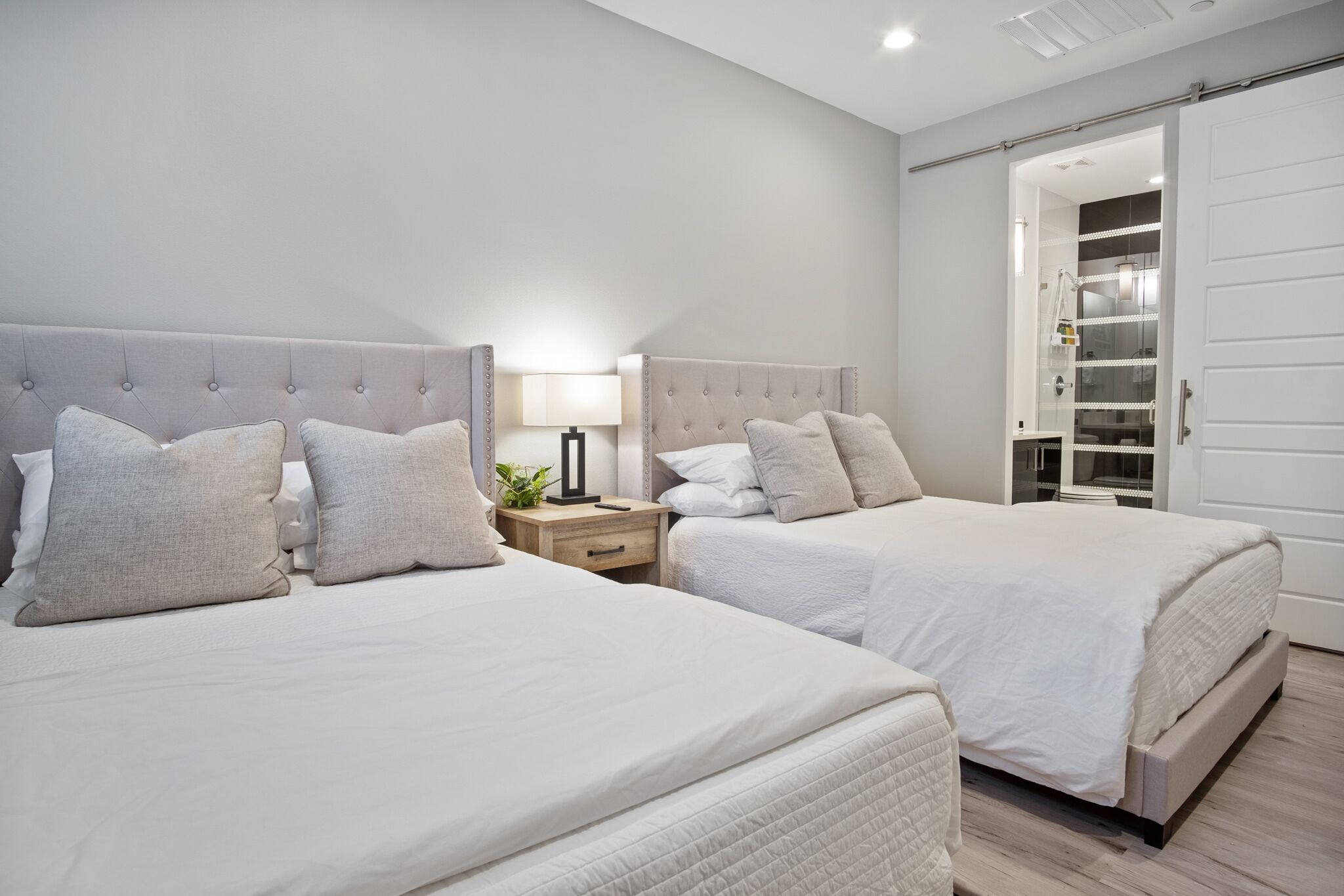 2 chambres, fer et planche à repasser, Wi-Fi gratuit, draps fournis