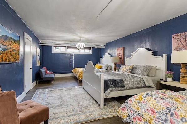 13 habitaciones, escritorio y tabla de planchar con plancha