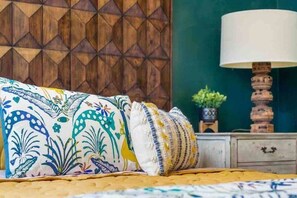 13 habitaciones, escritorio y tabla de planchar con plancha 