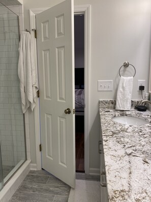 Combined shower/bathtub, hair dryer, bidet, towels - WHOLE HOUSE near Pinehurst #2 (Pinehurst)