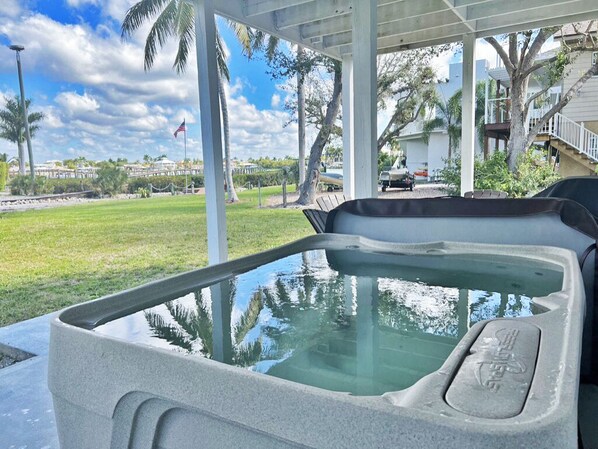 Outdoor spa tub - Winter Getaway by the Bay. Direct Water View! Near Marco Island Beaches. (Naples)