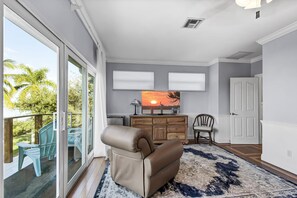 Smart TV - Winter Getaway by the Bay. Direct Water View! Near Marco Island Beaches. (Naples)