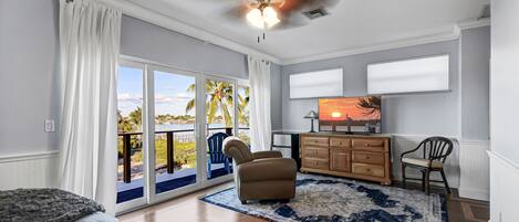 4 dormitorios, tabla de planchar con plancha, cuna de viaje