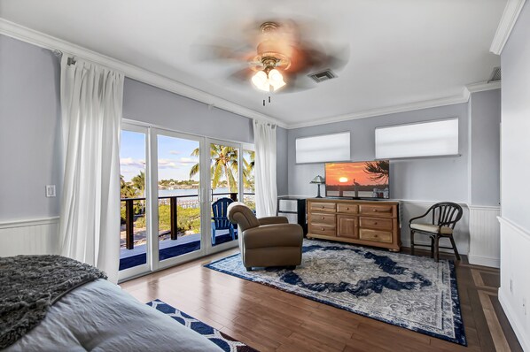 4 bedrooms, iron/ironing board, travel crib, free WiFi - Winter Getaway by the Bay. Direct Water View! Near Marco Island Beaches. (Naples)