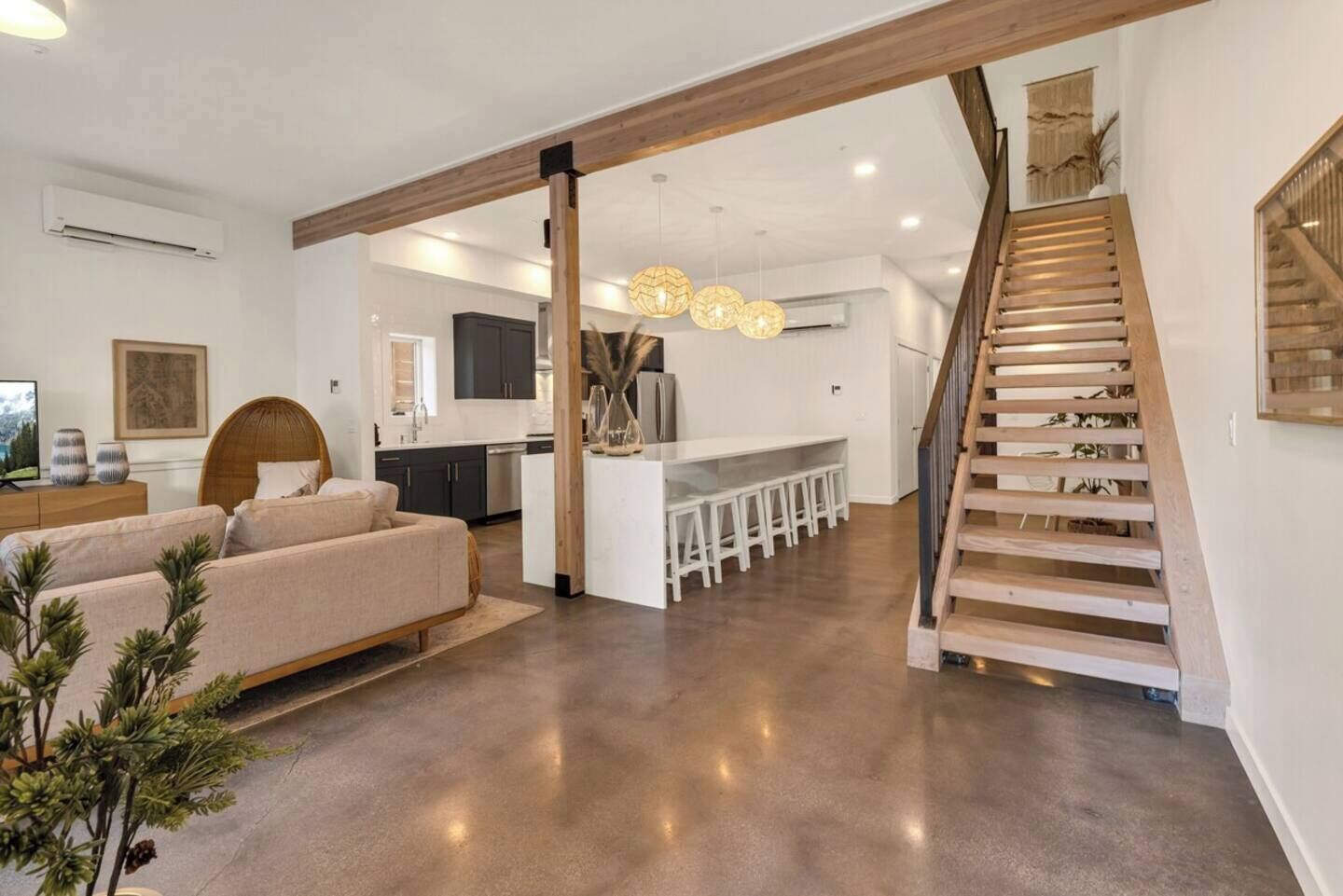 Una Smart TV, una oficina