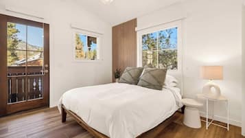 5 bedrooms, desk, iron/ironing board, travel crib