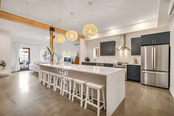 Refrigerador, microondas, horno y parrilla de estufa