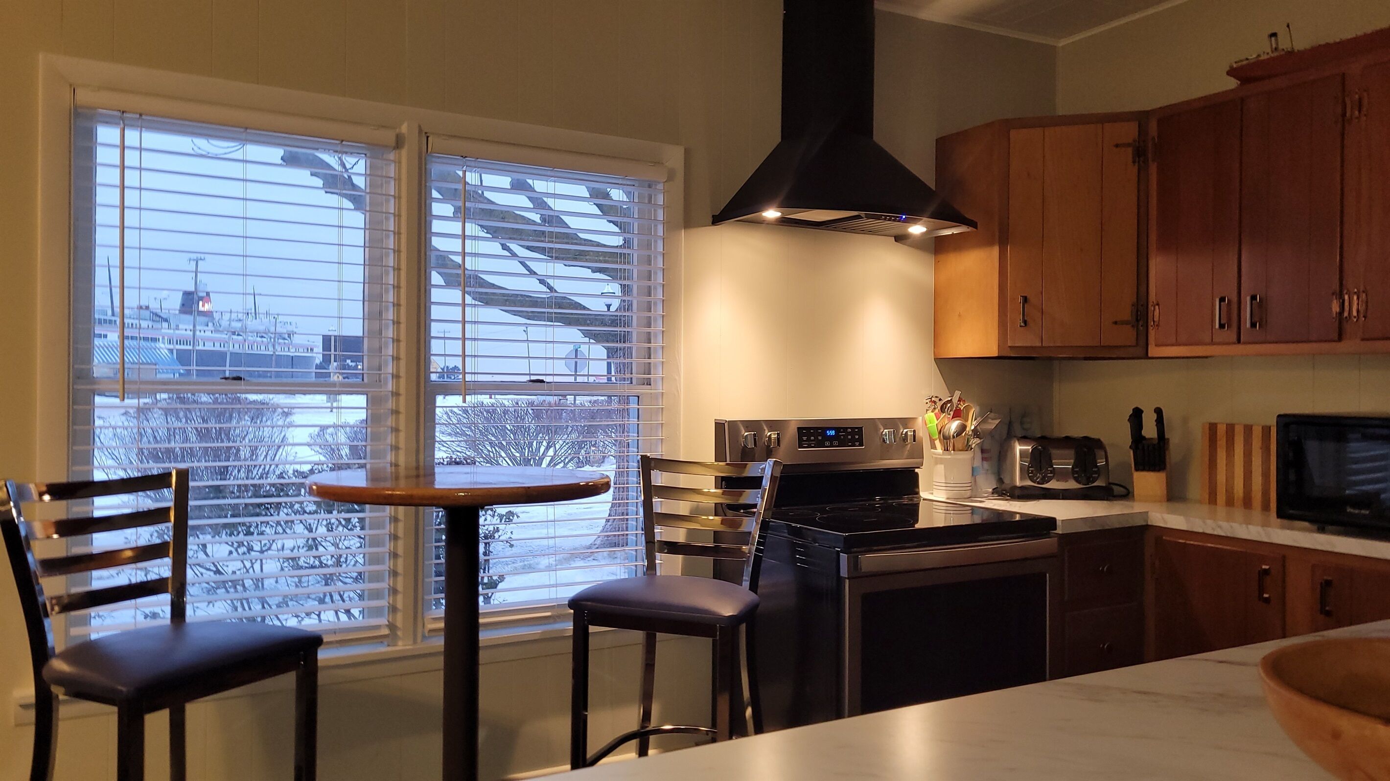 ثلاجة، ميكروويف، فرن، موقد طهي مسطح