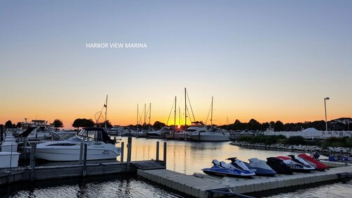 Mariners Landing; Dockside Cottage Ludington