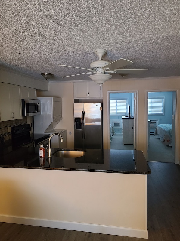 Fridge, microwave, oven, stovetop - Beautiful 1st floor Beach Condo w/ 2 BR / King beds / 2 full Baths (Ocean City)