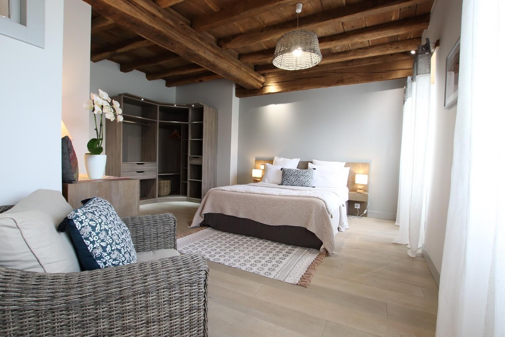 2 bedrooms, internet, bed sheets