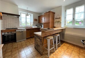 Kühlschrank, Mikrowelle, Ofen, Geschirrspüler