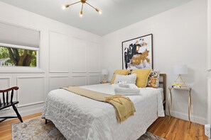 3 makuuhuonetta, työpöytä, silitysrauta/-lauta, vauvan matkasänky