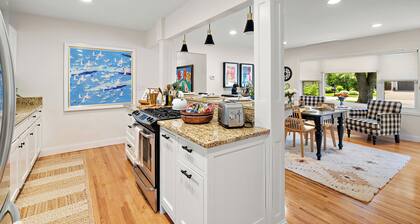 "Chic Retreat" w/Home Office & Gym by Roxy Rentals