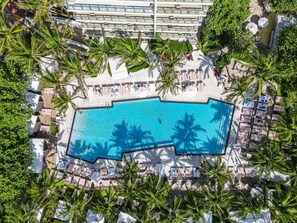 Una piscina al aire libre, una piscina climatizada