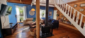 Televisión, chimenea y estéreo 