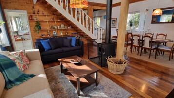 Tv, eldstad och en stereo