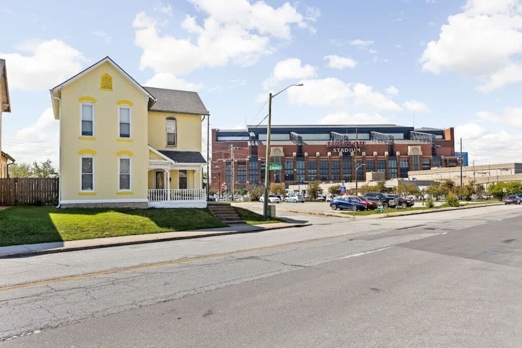 Cozy Town Home - Walk To Everything Downtown!
