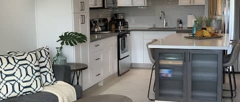 Køleskab, mikrobølgeovn, ovn, kogeplade