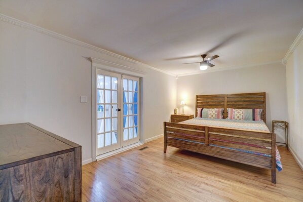 5 bedrooms, desk, iron/ironing board, free WiFi