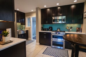 Refrigerador, microondas, horno, placa de cocina