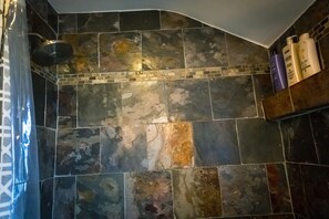 Duschwanne, Haartrockner, Handtücher, Seife