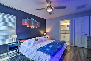 7 soverom, skrivebord, strykejern/-brett og reiseseng for barn