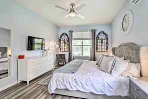 7 Schlafzimmer, Schreibtisch, Bügeleisen/Bügelbrett, Reisekinderbett